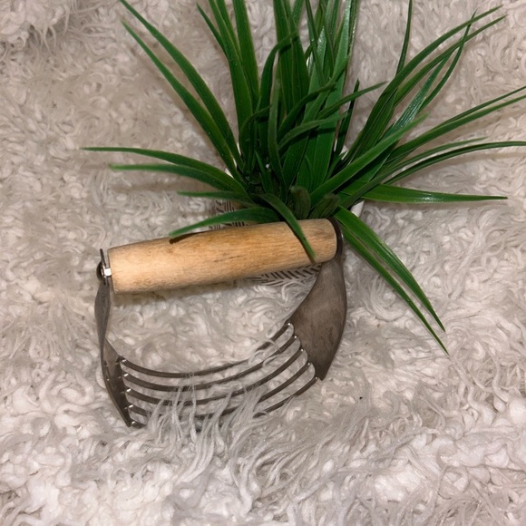 Vintage Wooden Rolling Pin/A&J flour blender HG004 in pantry - Picture 2 of 8